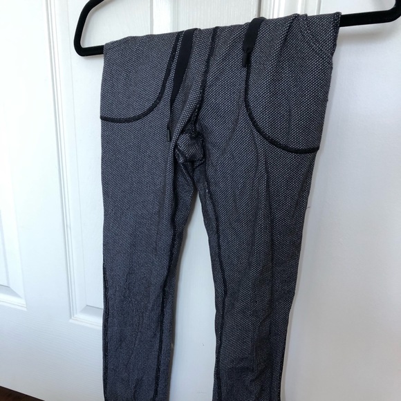 Lulu lemon tights size 4 - Picture 2 of 2